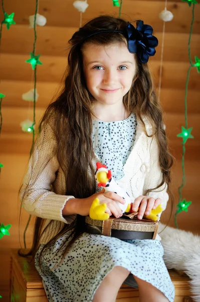 Маленька дівчинка в очікуванні різдвяної ночі Стокова Картинка