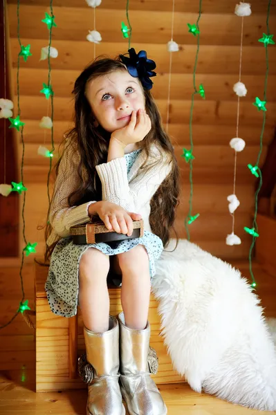 Klein meisje in afwachting van kerstnacht Stockfoto