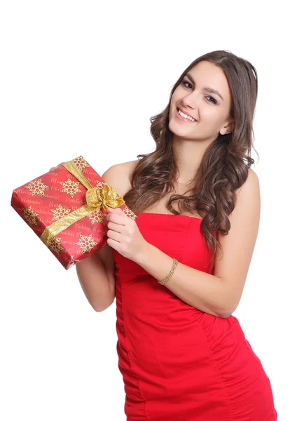 Vacker brunett tjej med en gåva — Stockfoto