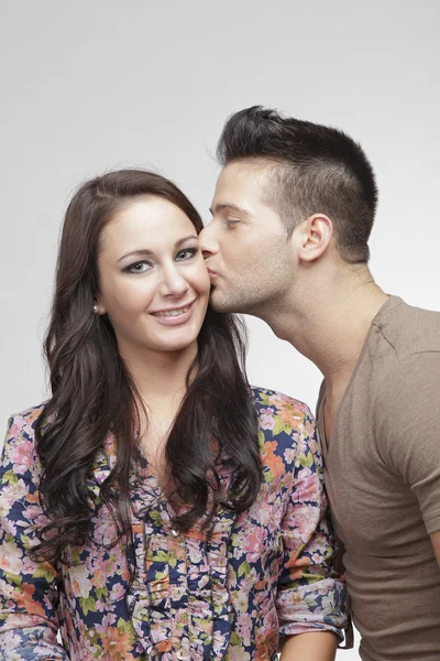 Beaux hommes embrassant sa petite amie — Photo