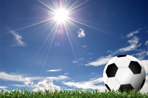 Футбол в зеленій траві з хмарним фоном — стокове фото