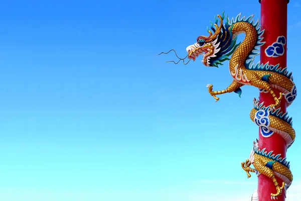 Chinese stijl draak standbeeld in tempel — Stockfoto