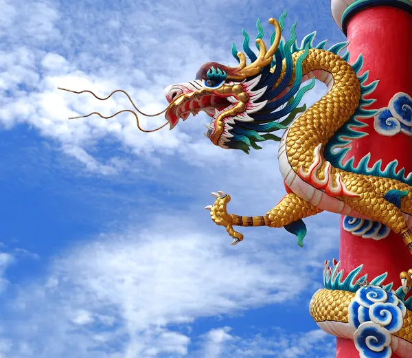 Çin usulü ejderha heykeli tapınakta — Stok fotoğraf