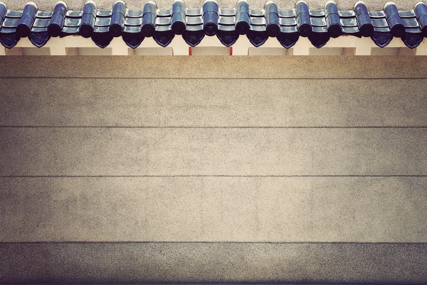 Грунтовое бетонное пространство с крышей, винтажный стиль — стоковое фото