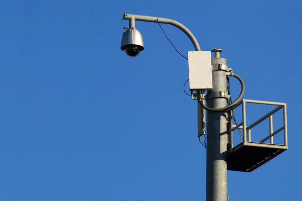 Câmera de segurança ou CCTV no céu azul — Fotografia de Stock