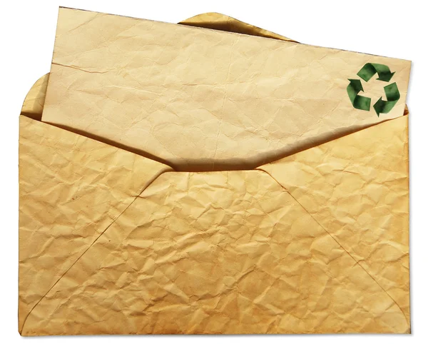 Коричневый старый конверт изолирован на белом для переработки концепции — стоковое фото