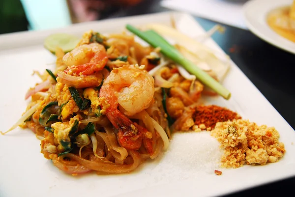 Dania kuchni narodowej Tajlandii, makaron ryż smażone (pad thai) — Zdjęcie stockowe