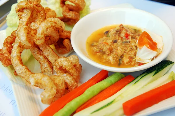 エビのペースト魚 & 新鮮な野菜、タイ料理とディップ — ストック写真