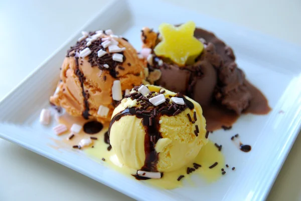 Crème glacée au chocolat avec sirop gros plan — Photo