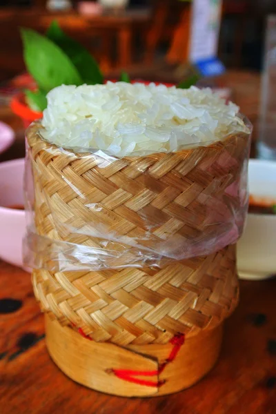 Ázsiai ragacsos rizs egy bambusz régi stílusú fadobozban — Stock Fotó