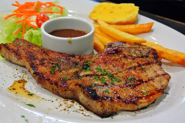 Grillezett steakek, hasábburgonyával, zöldségekkel — Stock Fotó