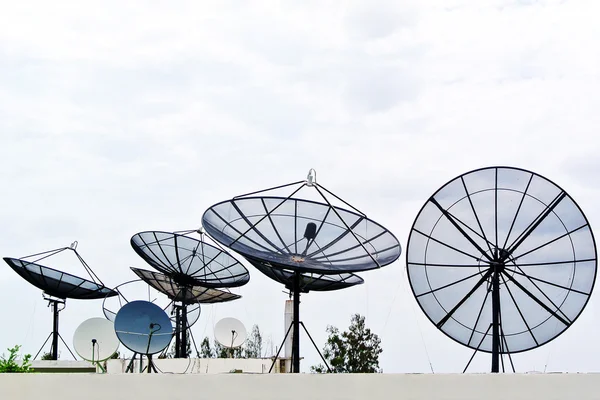 Satellitenschüssel mit Himmel auf dem Dach — Stockfoto