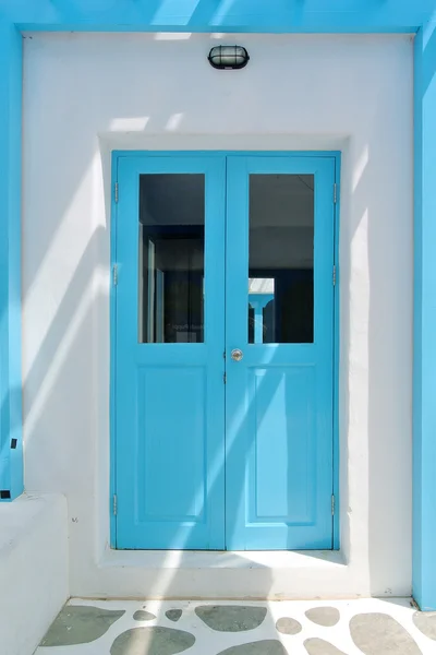 Niebieskie drzwi białe tynkowane ściany — Zdjęcie stockowe