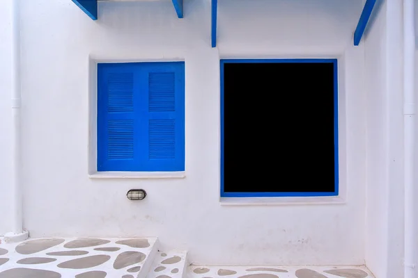 Gammalt öppna fönster med blå fönsterluckor. bakgrund. konsistens. — Stockfoto