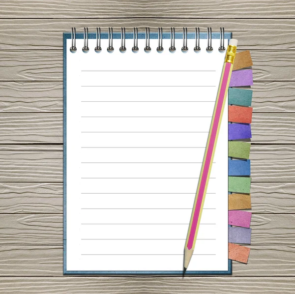 Livro de notas abertas com marcador e lápis isolado em branco — Fotografia de Stock