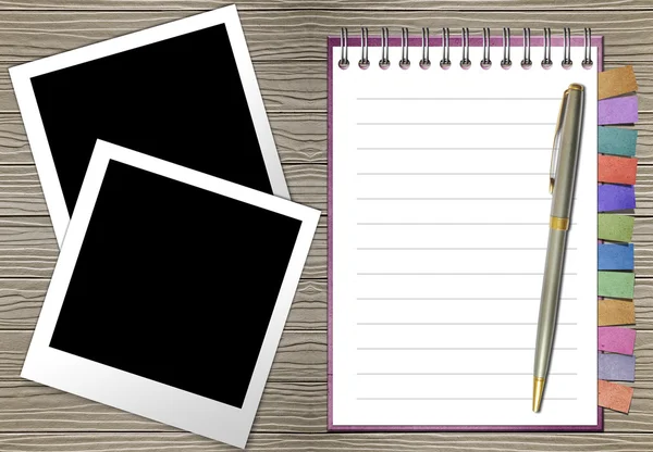Livro de notas abertas com marcador e foto de quadro — Fotografia de Stock
