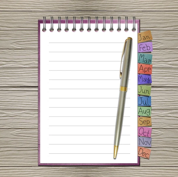 Livro de notas abertas com marcador e caneta isolada em branco — Fotografia de Stock