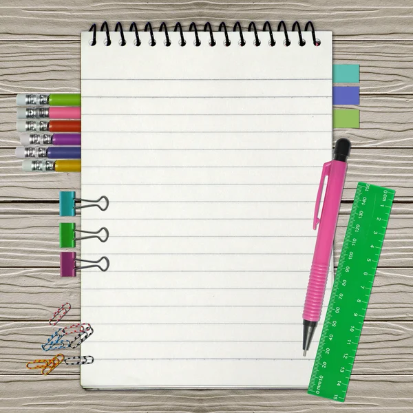 Cuaderno abierto con marcador y lápiz aislado en blanco — Foto de Stock
