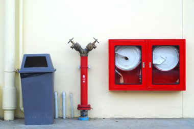 Su hortumları ve yangın söndürme ekipmanları olan yangın musluğu.