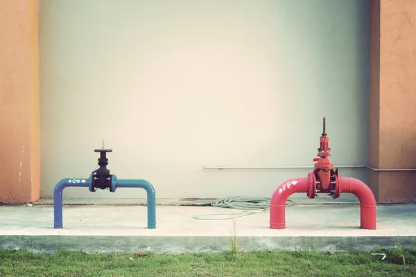 Vintage musluğundan su hortumları ve yangın söndürmek ekipmanları — Stok fotoğraf