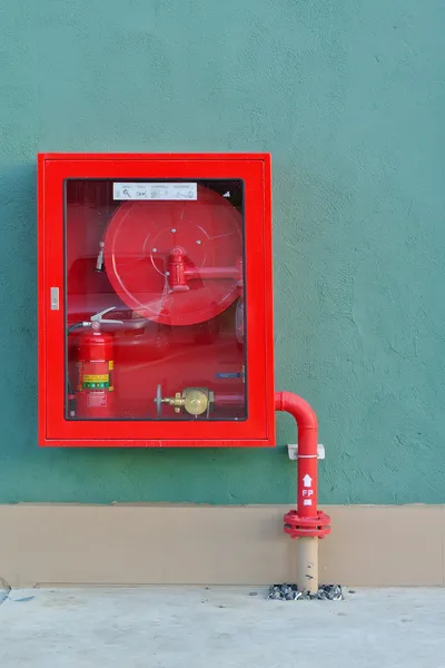 Hydrant z wężami wodnymi i urządzeniami gaśniczymi — Zdjęcie stockowe
