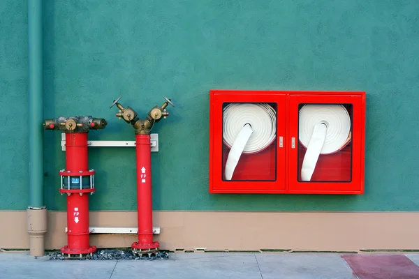 Гидрант с водяными шлангами и противопожарным оборудованием — стоковое фото