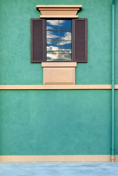 Offenes Fenster in einer leeren grünen Wand — Stockfoto
