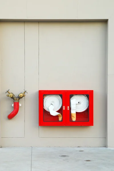 Hydrant s hadicemi a hasicím zařízením — Stock fotografie