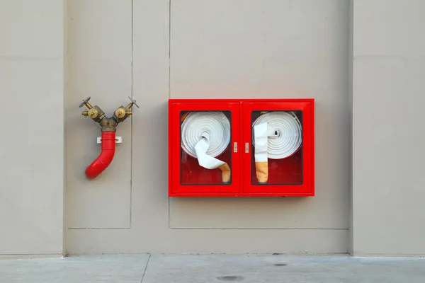 Hydrant met waterslangen en brandblusapparatuur — Stockfoto