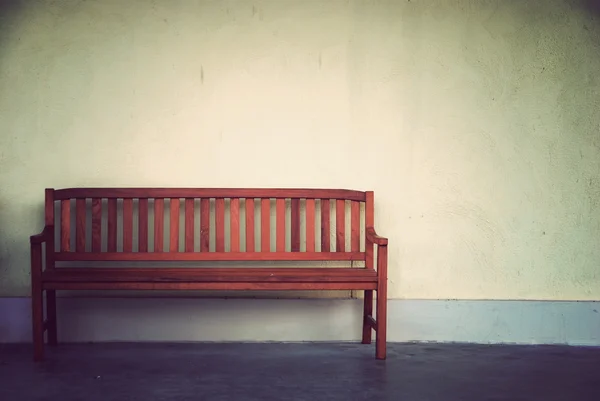 Houten bench op vintage achtergrond — Stockfoto