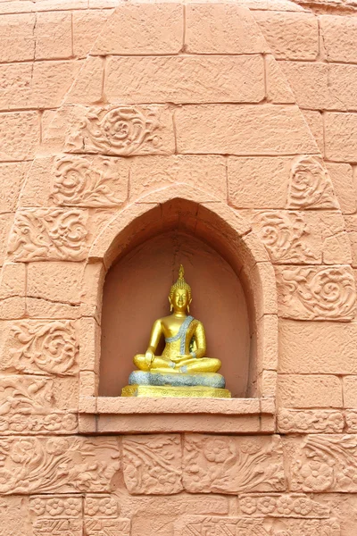 Socha Buddhy na cihlovou zeď — Stock fotografie