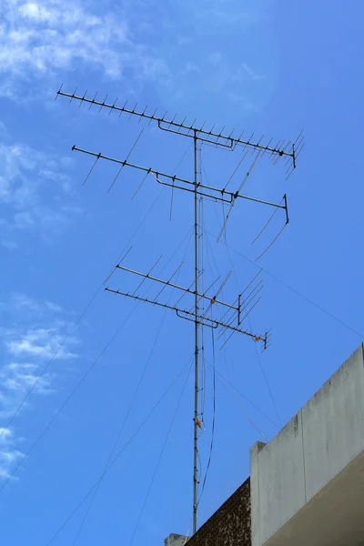 TV-antenn på ett hustak — Stockfoto