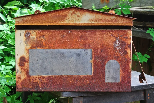 Красный старый почтовый ящик изолирован на белом фоне — стоковое фото
