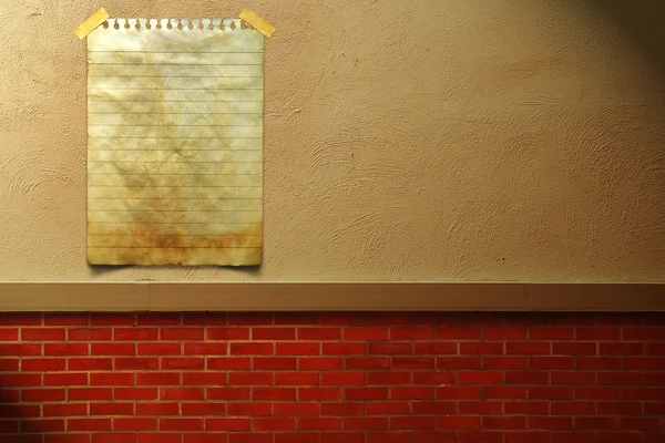 Oude papieren bord op bakstenen muur — Stockfoto