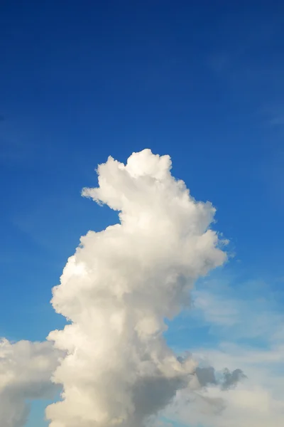 Awan putih dan latar belakang langit biru — Stok Foto