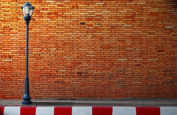 Lámpara poste calle sobre fondo de pared de ladrillo — Foto de Stock