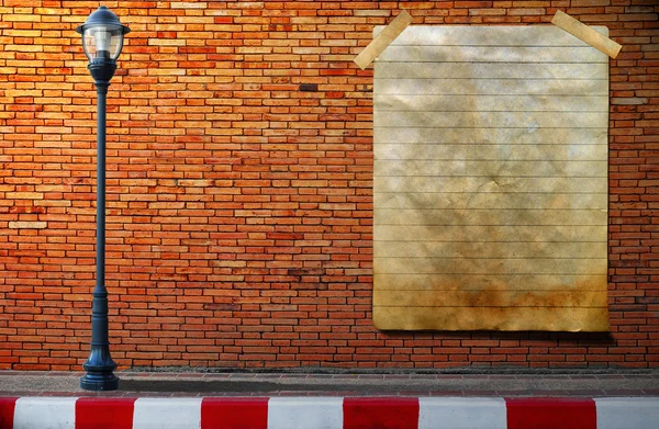 Lampa post street och gamla papper skylt på tegelvägg — Stockfoto