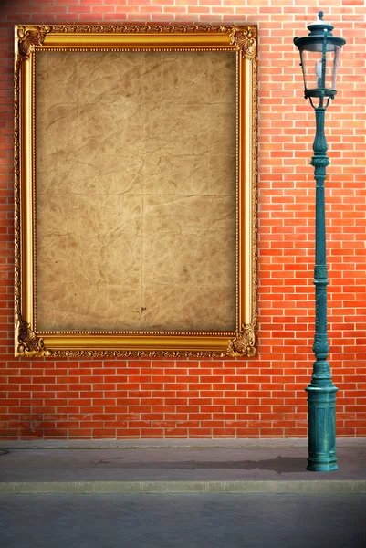 Lâmpada post rua e quadro no fundo da parede de tijolo — Fotografia de Stock