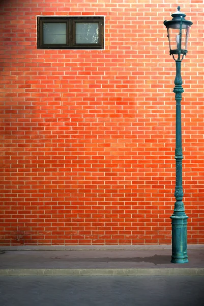 Lantaarnpaal straat op bakstenen muur achtergrond — Stockfoto