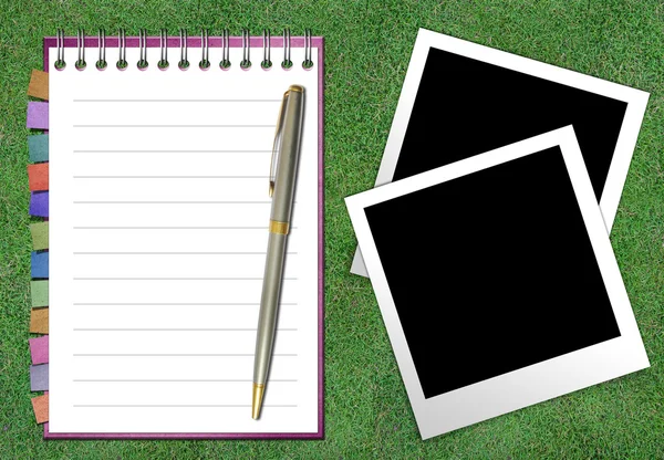 Papel em branco com Notebook e nota de lembrete — Fotografia de Stock