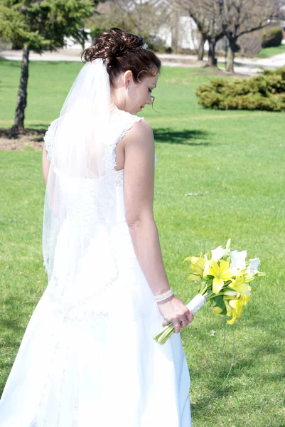 Bride and her Flowers — Stock Photo, Image
