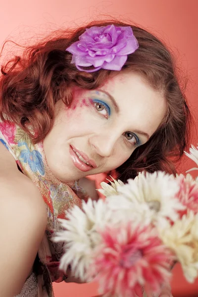 Lycklig flicka med blommor — Stockfoto