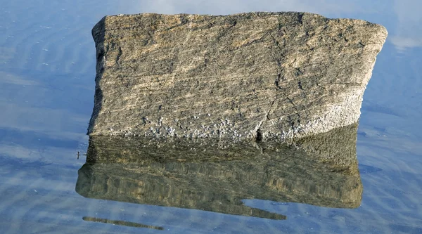 Reflexão da rocha — Fotografia de Stock