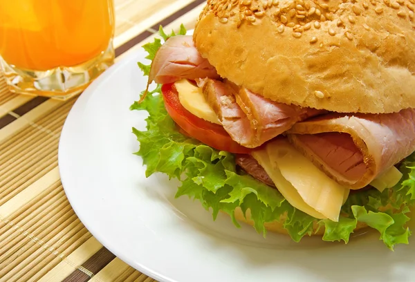 Сэндвич и сок на столе — стоковое фото