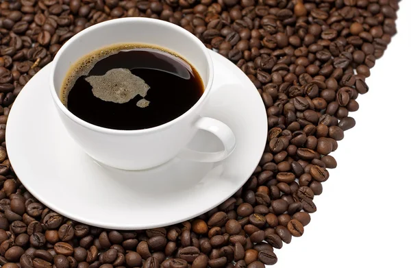 Kahve fincanı ve fasulye, izole — Stok fotoğraf