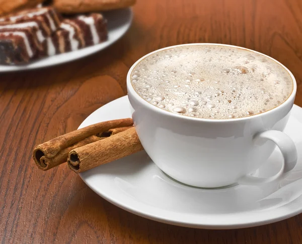 Cappuccino à la cannelle et bonbons sur la table — Photo