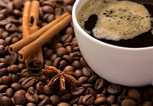 Кава в зернах з паличками кориці та анісом — стокове фото