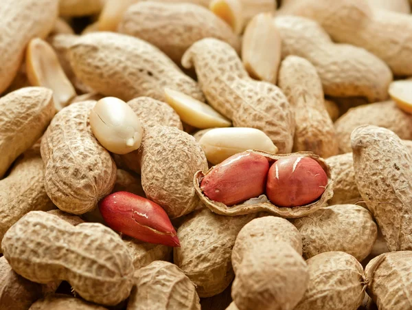 Peeled peanut and peanuts — Stock Photo, Image