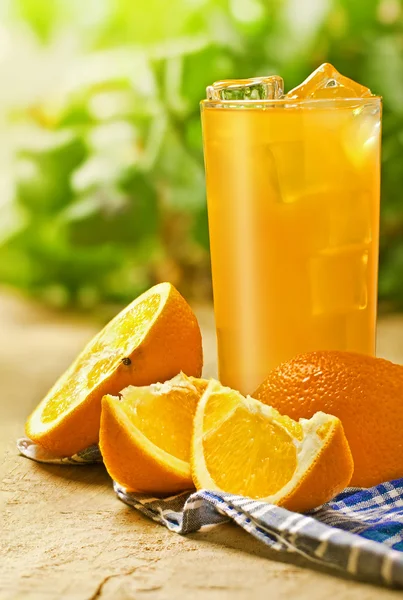 Masada portakal suyu var. — Stok fotoğraf