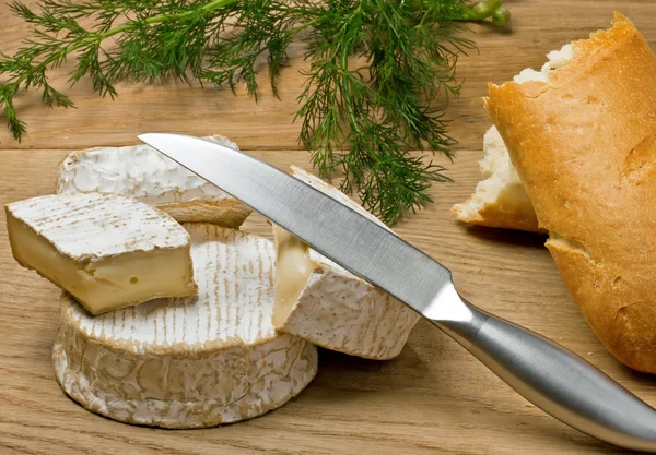 Brie, camembert, chleb i koperek na stole — Zdjęcie stockowe